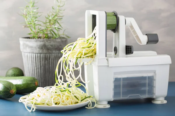 Спирализуя сырые овощи со спирализатором — стоковое фото