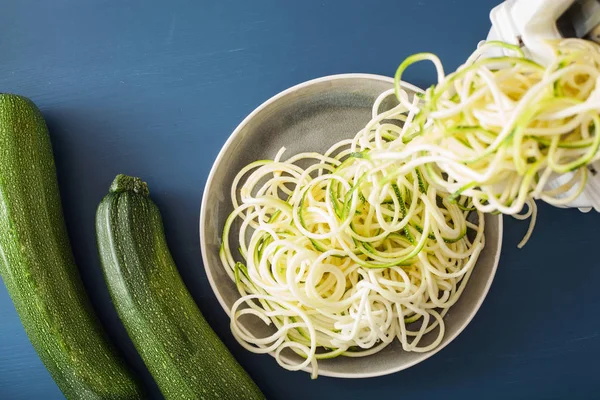 Spiralizing cuketa syrové zeleniny s spiralizéru — Stock fotografie