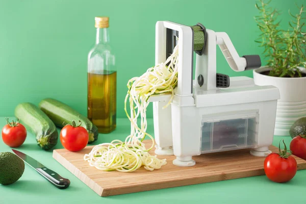 Zucchini rohes Gemüse mit Spiralizer spiralisieren — Stockfoto