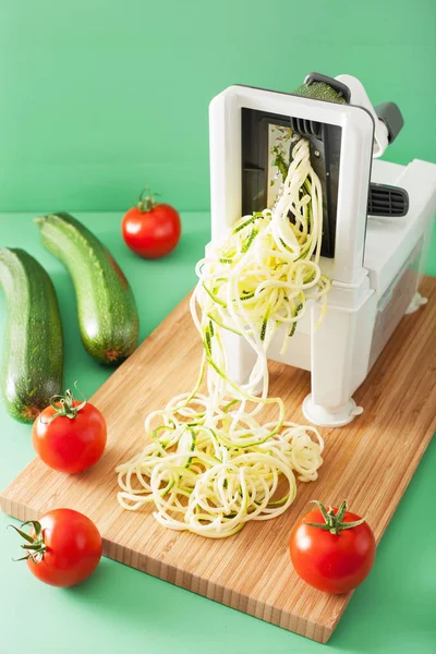 Zucchini rohes Gemüse mit Spiralizer spiralisieren — Stockfoto