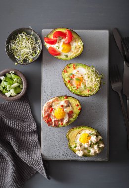 Avokado bacon, peynir, domates ve yonca spr ile yumurta pişirdim