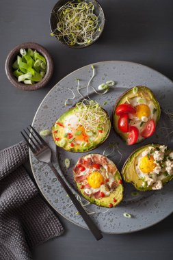 Avokado bacon, peynir, domates ve yonca spr ile yumurta pişirdim