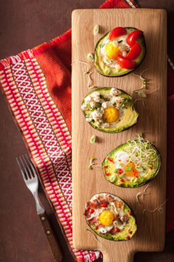 Avokado bacon, peynir, domates ve yonca spr ile yumurta pişirdim