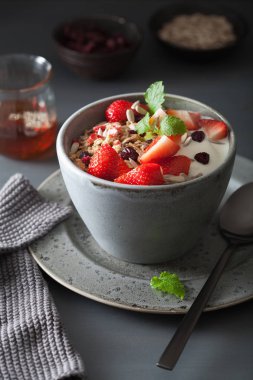 Granola ve tohum ve kahvaltı çilekli yoğurt