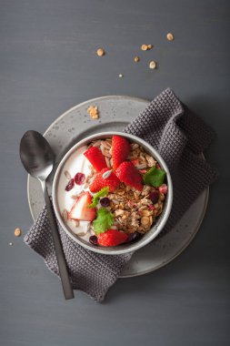 Granola ve tohum ve kahvaltı çilekli yoğurt