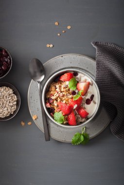 Granola ve tohum ve kahvaltı çilekli yoğurt