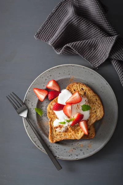 Torradas francesas com iogurte e morangos para o café da manhã — Fotografia de Stock