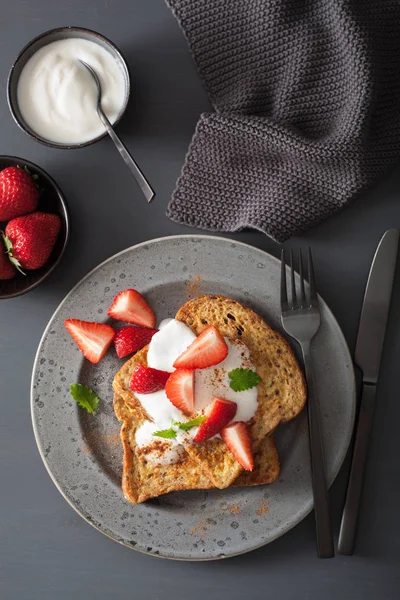 Kahvaltı için tost yoğurt ve çilek ile Fransız