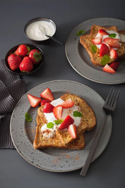 French toasts with yogurt and strawberries for breakfast — Stock Photo, Image