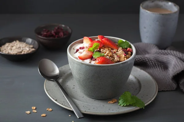 Granola i jogurt z ziarnami i truskawka na śniadanie — Zdjęcie stockowe