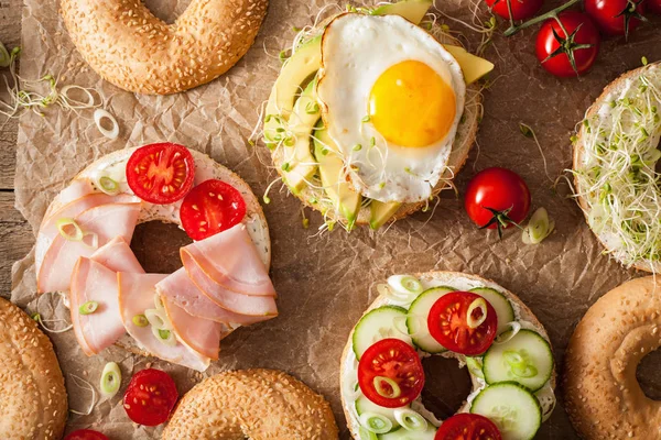 Diverse broodjes op bagels: ei, avocado, ham, tomaat, zacht — Stockfoto