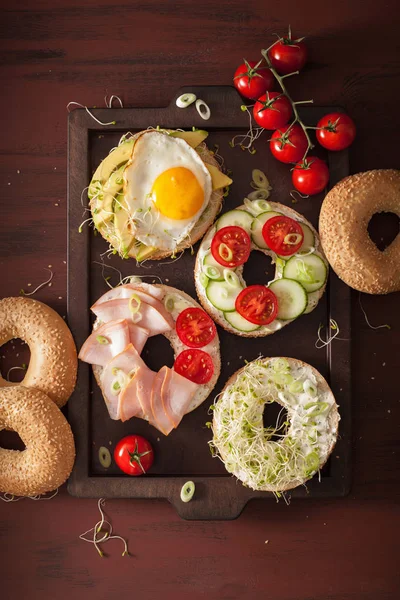 Diverse broodjes op bagels: ei, avocado, ham, tomaat, zacht — Stockfoto