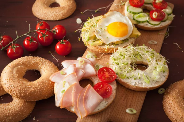 Diverse broodjes op bagels: ei, avocado, ham, tomaat, zacht — Stockfoto