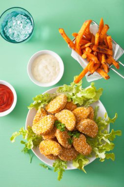 vegan soya nuggets ve tatlı patates kızartması sağlıklı yemek