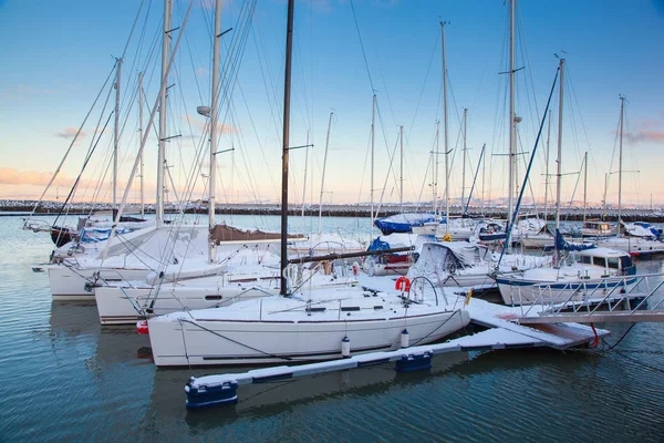 Winters aanblik van een jachthaven in Trondheim-Grilstad — Stockfoto