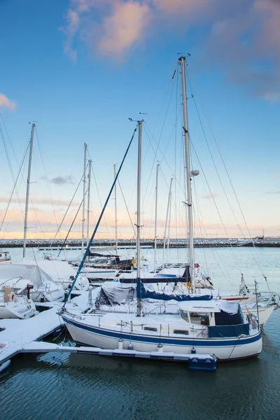 Зимний вид на гавань в Тронхейме — стоковое фото