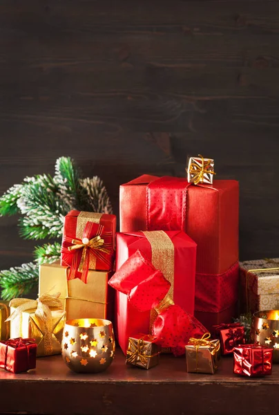 Caja de regalo de Navidad roja y dorada y vela de linterna de decoración —  Fotos de Stock