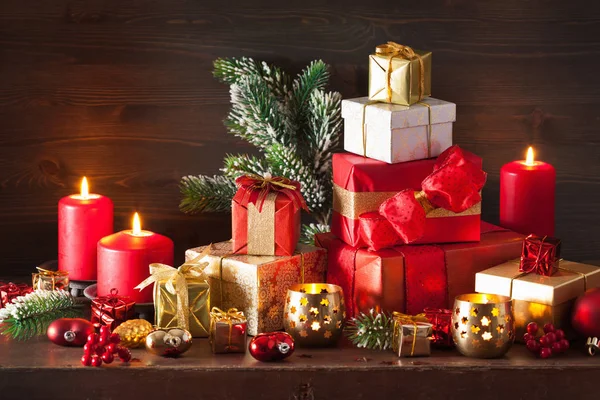 赤と金色クリスマス ギフト ボックスと装飾ランタン キャンドルします。 — ストック写真