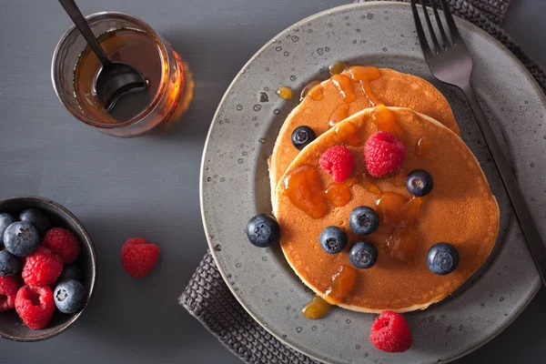 ブルーベリー ラズベリー蜂蜜と朝食のジャムのパンケーキ — ストック写真