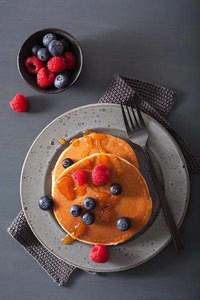 Pannkakor med blåbär hallon honung och sylt till frukost — Stockfoto