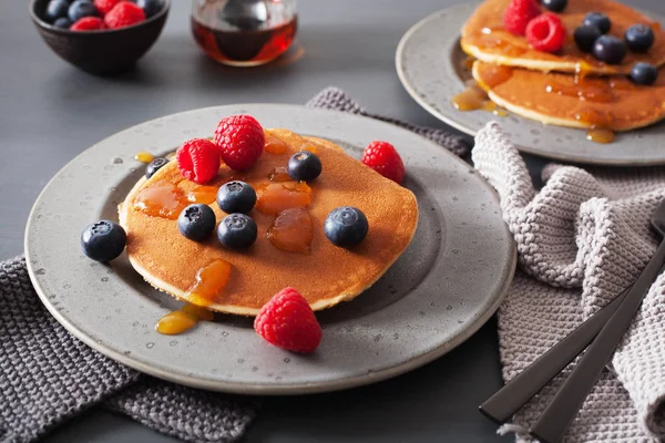 Pancake dengan madu blueberry raspberry dan selai untuk sarapan — Stok Foto