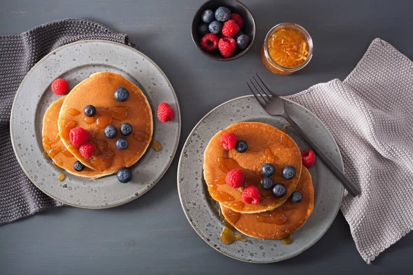 Pancake dengan madu blueberry raspberry dan selai untuk sarapan — Stok Foto