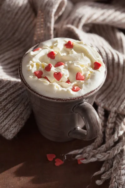 Kopje koffie met opgeklopte room en rode harten — Stockfoto