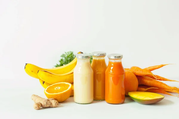 Фруктовые и овощные коктейли в стеклянных банках, оранжевый манго банан — стоковое фото