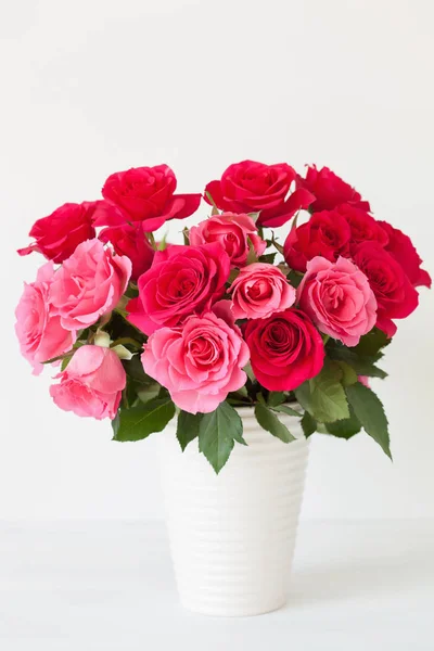 Hermoso ramo de flores de rosa roja en jarrón sobre blanco — Foto de Stock