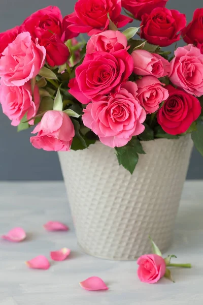 Hermoso ramo de flores de rosa roja en jarrón sobre gris —  Fotos de Stock