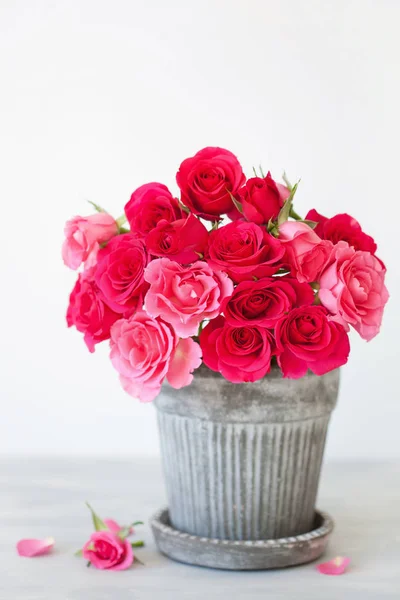 Lindo vermelho rosa flores buquê em vaso sobre branco — Fotografia de Stock