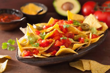 Nacho yüklü ile salsa, guacamole, peynir ve jalapeno