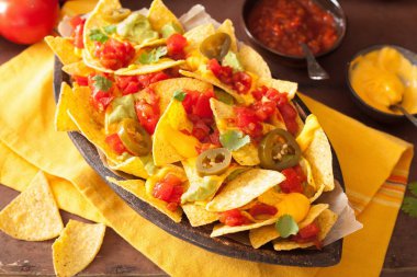 Nacho yüklü ile salsa, guacamole, peynir ve jalapeno