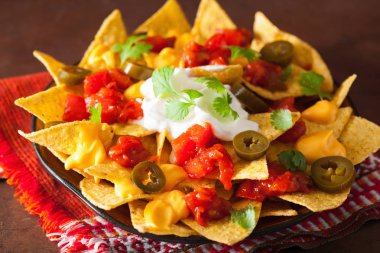 salsa, peynir ve jalapeno nachos dolu