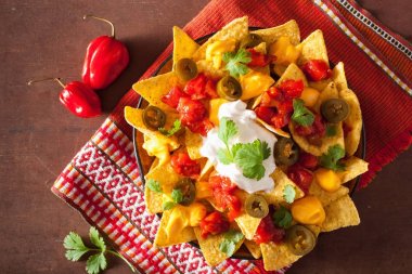 salsa, peynir ve jalapeno nachos dolu