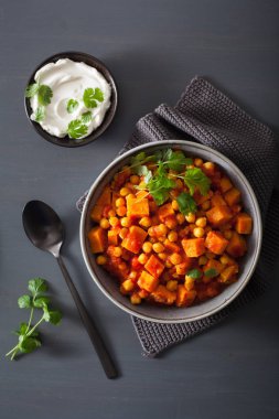 tatlı patates ve nohut naan ekmek ile köri