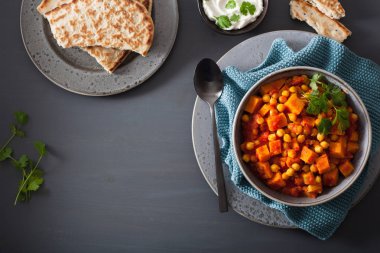 tatlı patates ve nohut naan ekmek ile köri