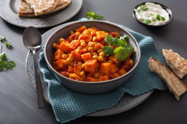 tatlı patates ve nohut naan ekmek ile köri