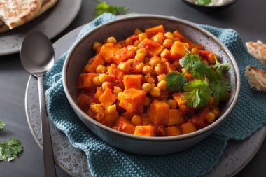 tatlı patates ve nohut naan ekmek ile köri