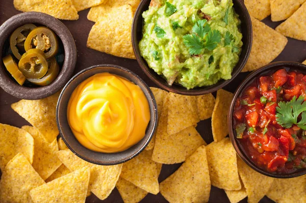 Tortillas de nachos mexicanos con guacamole, salsa y queso d — Foto de Stock