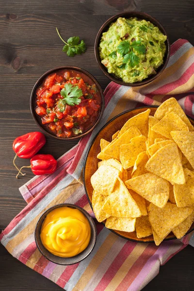 Mexican nachos tortilla chips with guacamole, salsa and cheese d — Stock Photo, Image