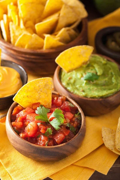 Mexican nachos tortilla chips with guacamole, salsa and cheese d — Stock Photo, Image