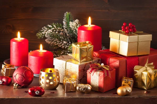 クリスマスプレゼント箱とデコレーションライト — ストック写真