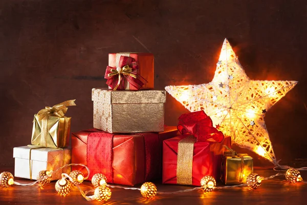 Rode en gouden kerst geschenkdoos en decoratie licht — Stockfoto