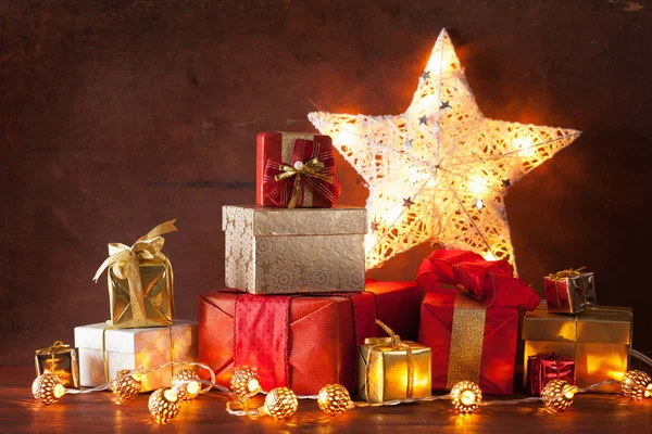 Rode en gouden kerst geschenkdoos en decoratie licht — Stockfoto