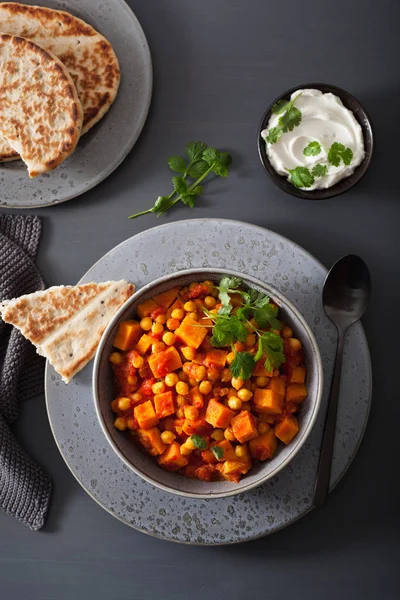 tatlı patates ve nohut naan ekmek ile köri