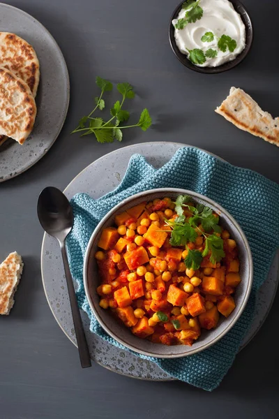 tatlı patates ve nohut naan ekmek ile köri