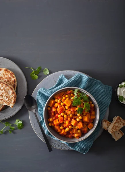 tatlı patates ve nohut naan ekmek ile köri