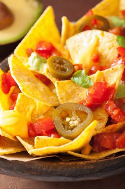 salsa, peynir ve jalapeno nachos dolu