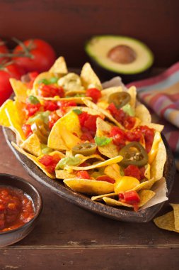 salsa, peynir ve jalapeno nachos dolu